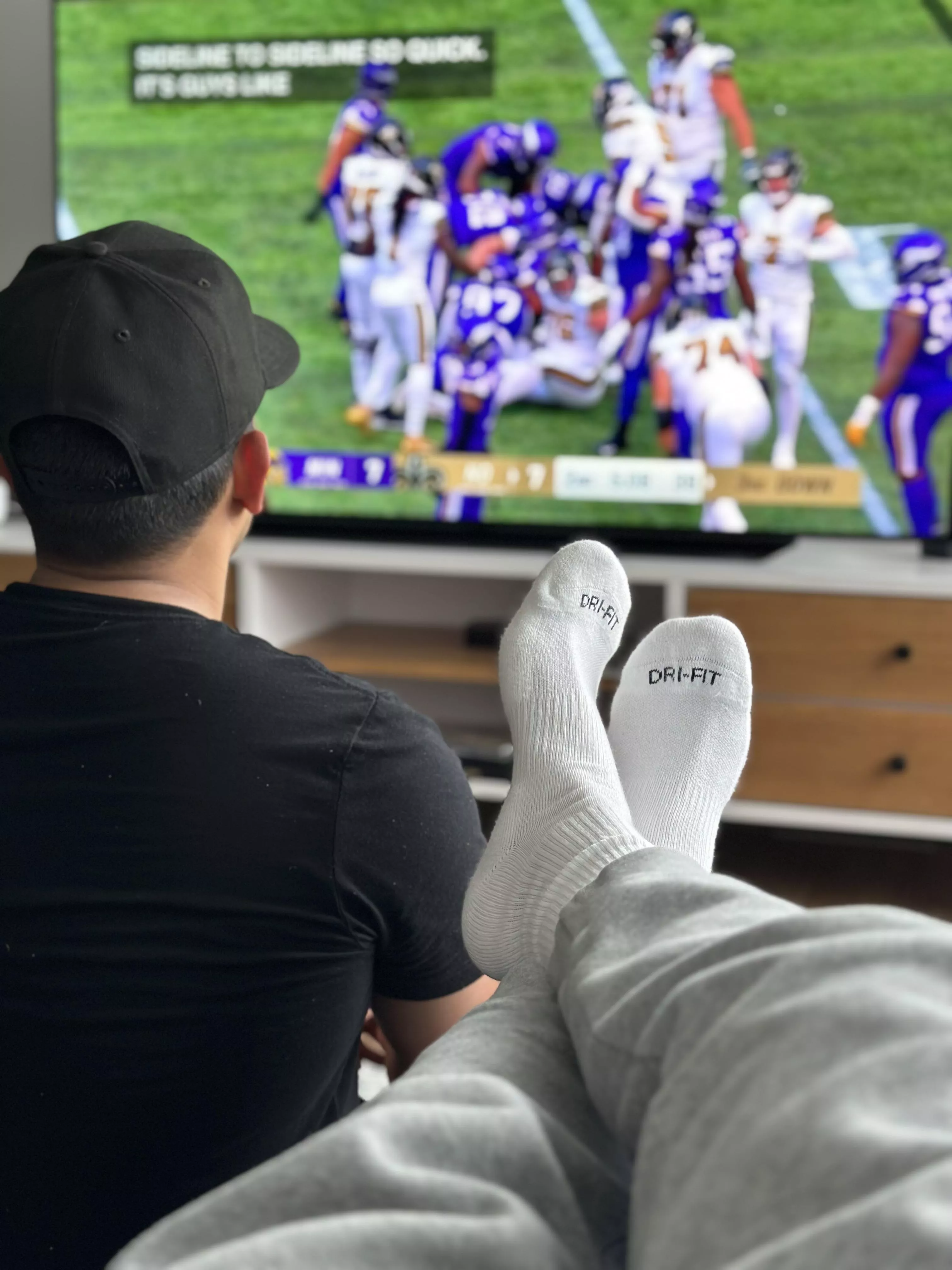 Football Sunday at my feet, anyone? 😏🏈🤙🏼