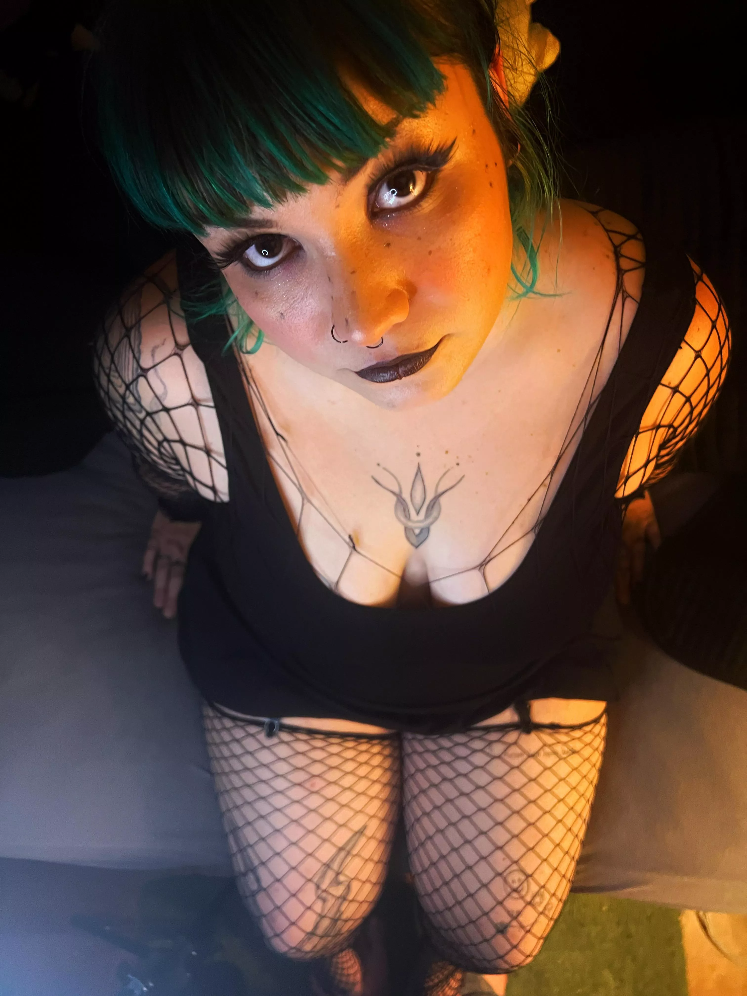 Green hair & fishnets 🖤