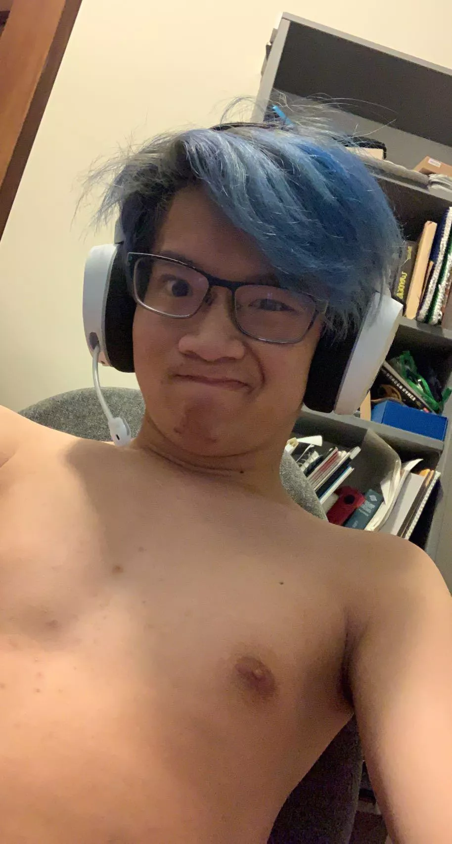 Heyyy what’s 18 from nyc. Wannna chats to people hit me up