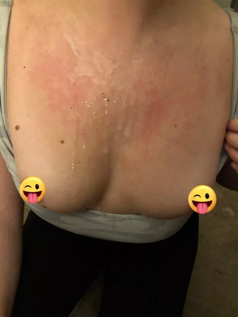 It dropped onto my favorite sports bra. I don’t mind tho😏