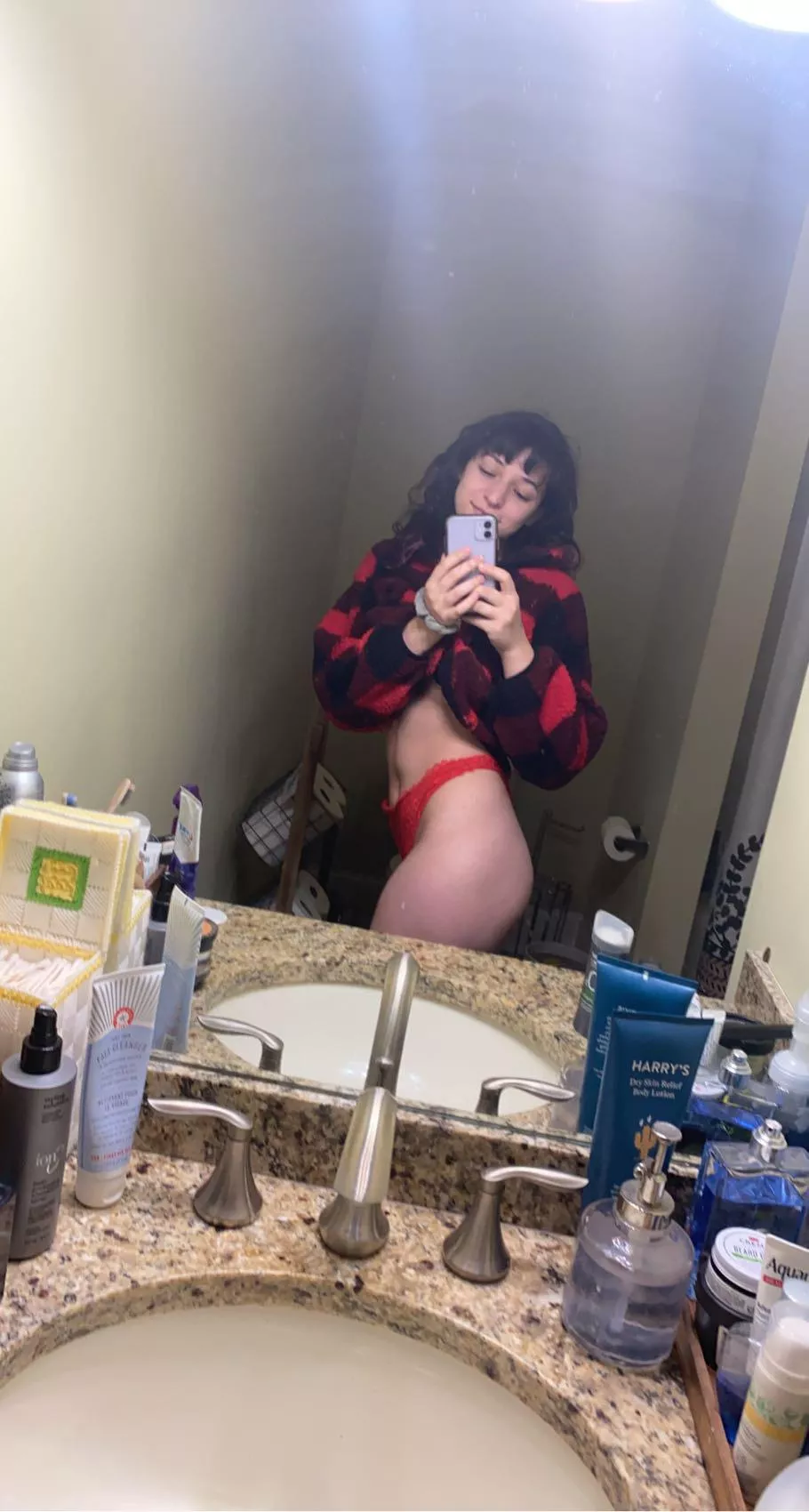 It’s flannel season, come cuddle🥰