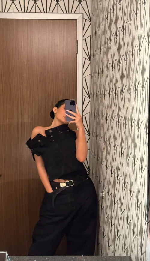 Selfie in all black (IG Story)