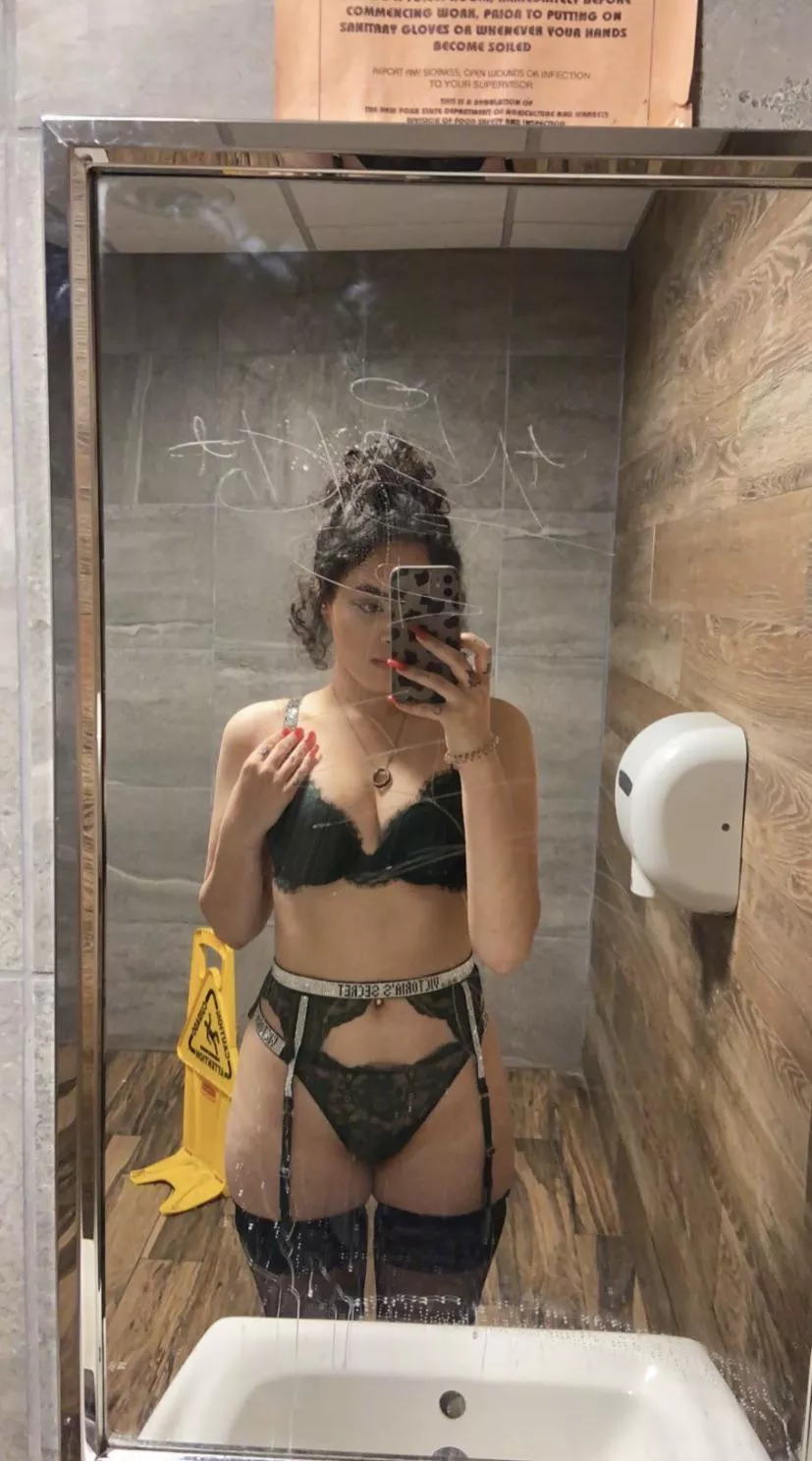 this is what hot dunkin girls wear under their uniform 😘