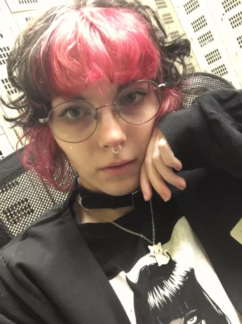 tired femboy at work vibes ft. new hair 💕 (it's not short just in a ponytail lol) (they/it)