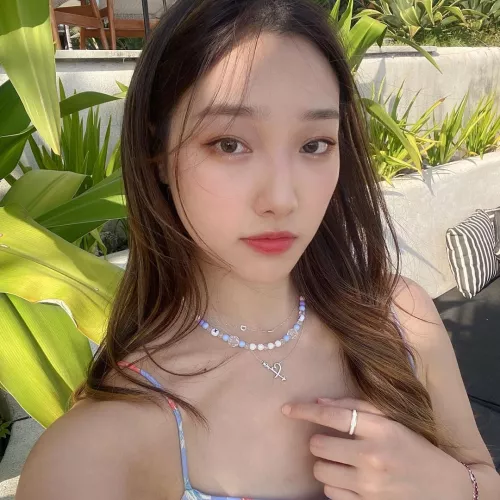 any guy want to fap to my cute friend?