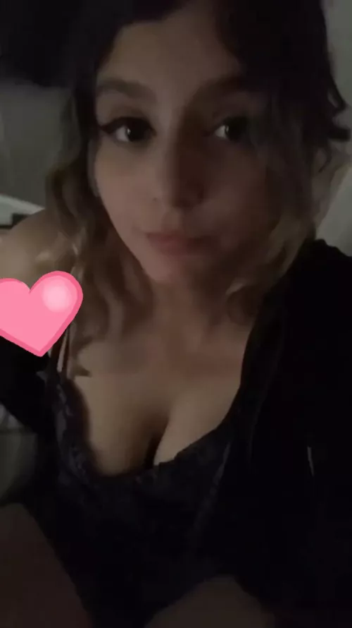 anyone wanna cum all over her ? got more pics in dm