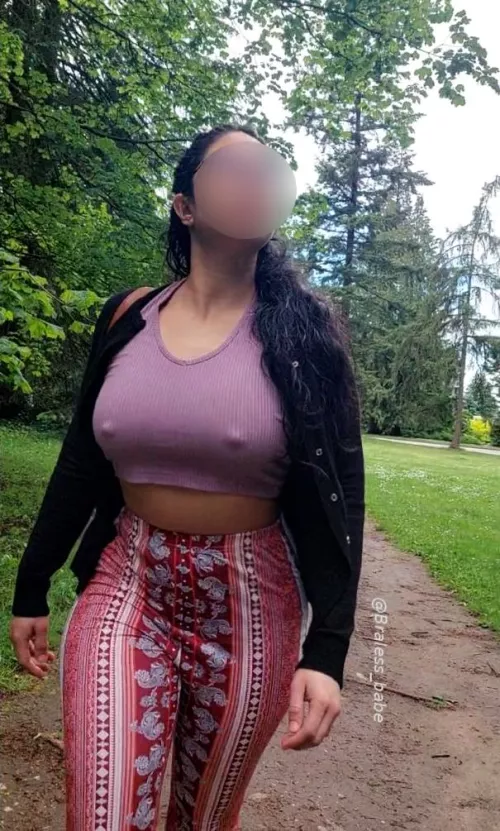 Bra-free morning walk!🍒👀