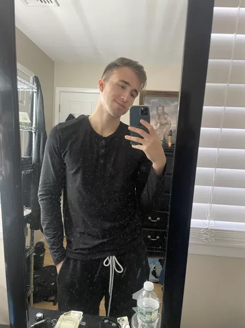 Chillin in sweats 🥰 how’s everyone’s weekend? (: