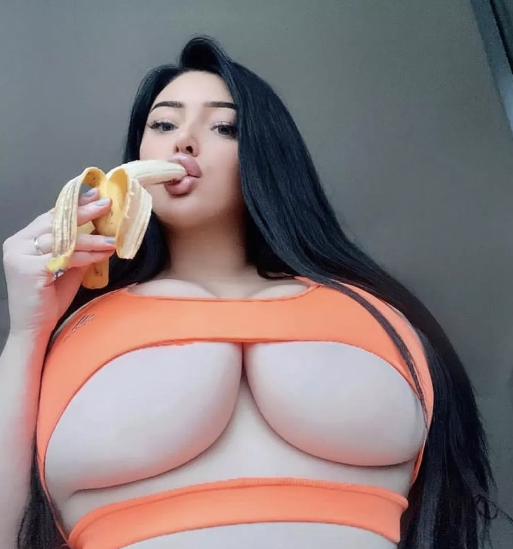 Claudia loves bananas 🍌