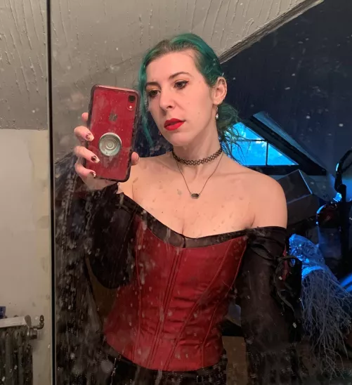 Dirty mirror, dirty lady