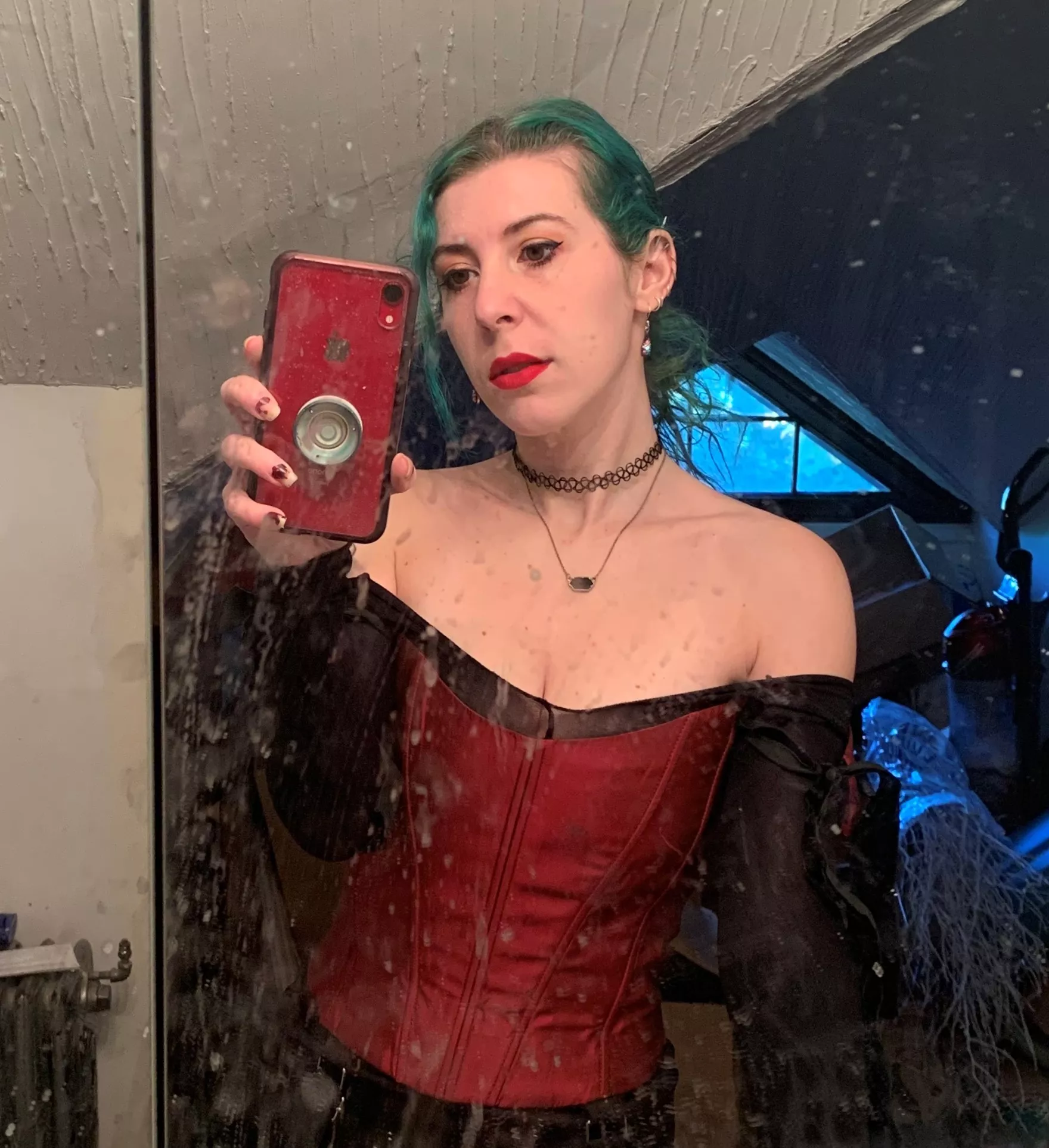 Dirty mirror, dirty lady