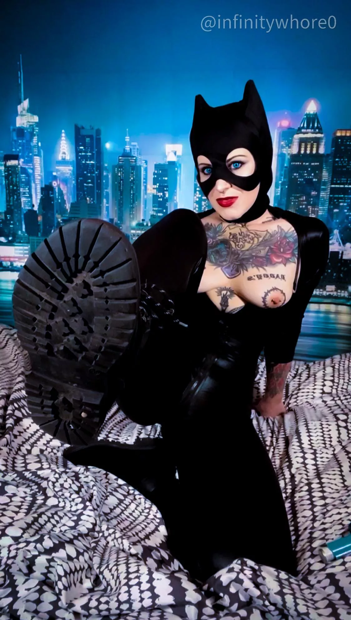 Hands high if you want Catwoman to stomp you