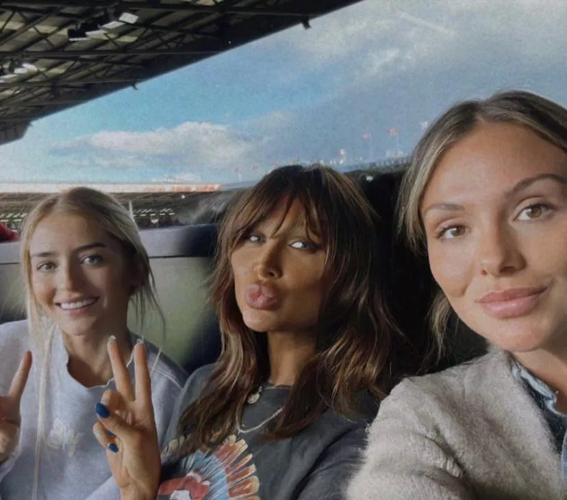 Hey are they fake lips on the right