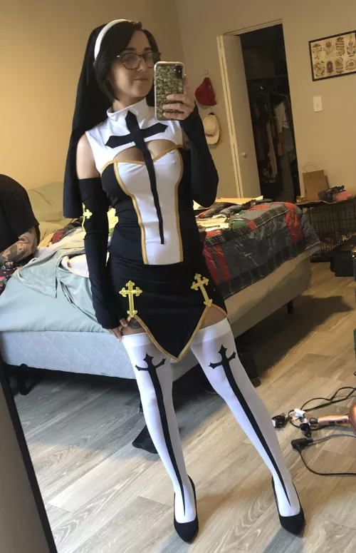 I just got my Halloween costume but I’m stuck between an evil nun look or ✨sexy nun✨ look for my makeup.