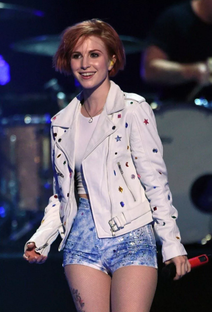 I'm such a bi sub for Hayley Williams