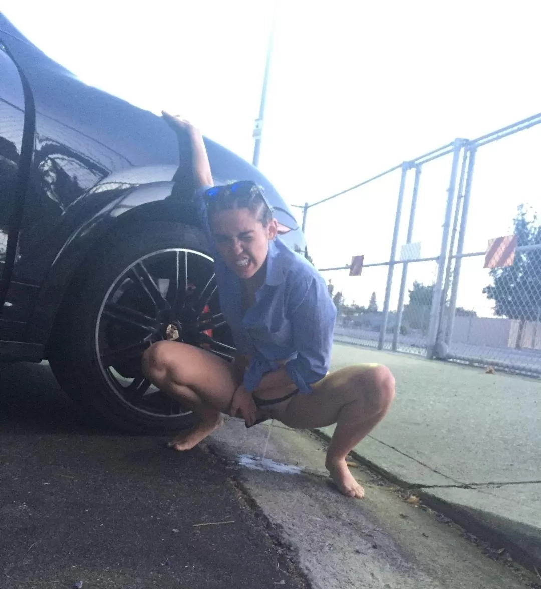 Naughty Miley Cirus pissing