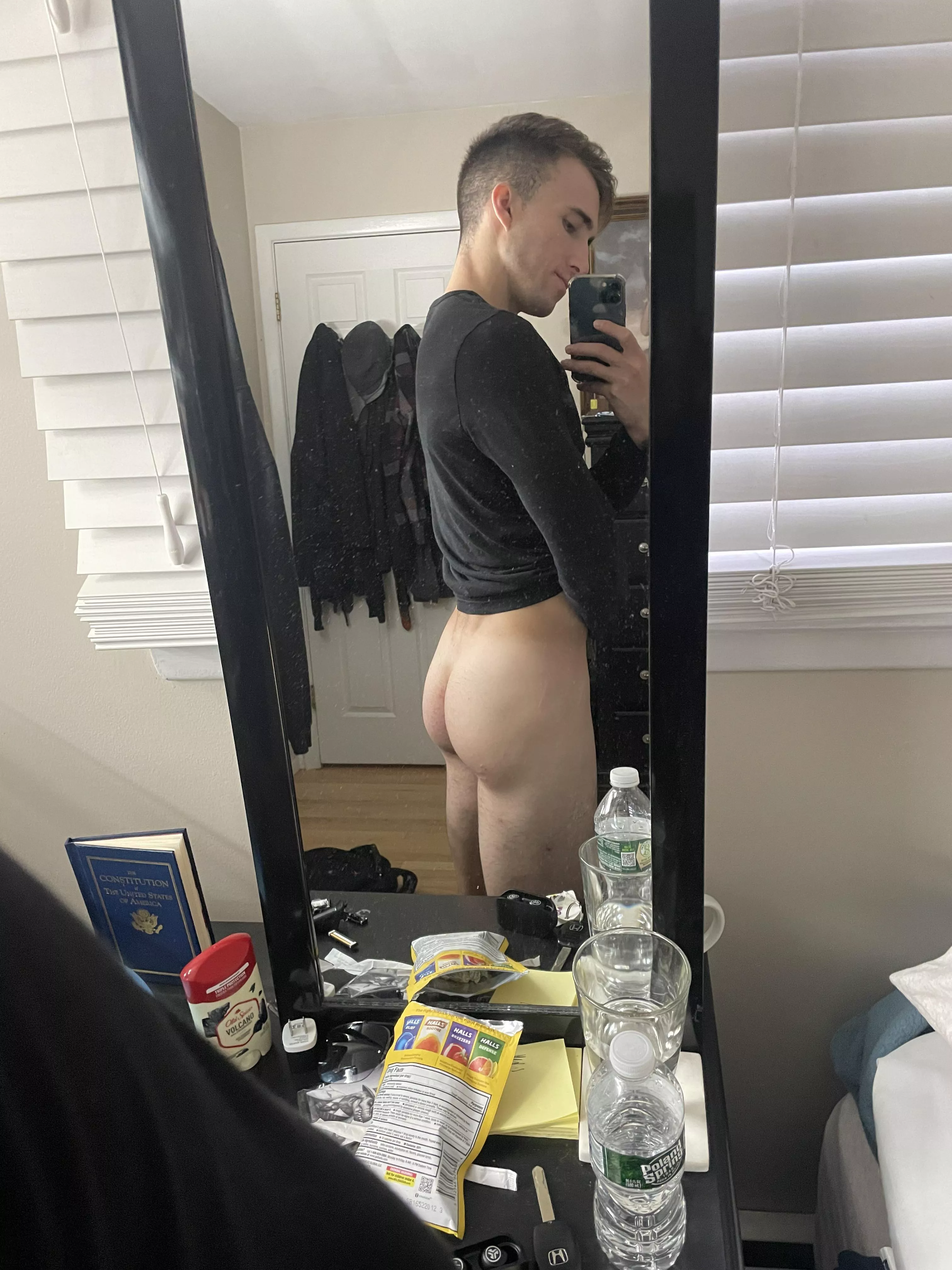 Wanna grab my cute lil butt ? 😋