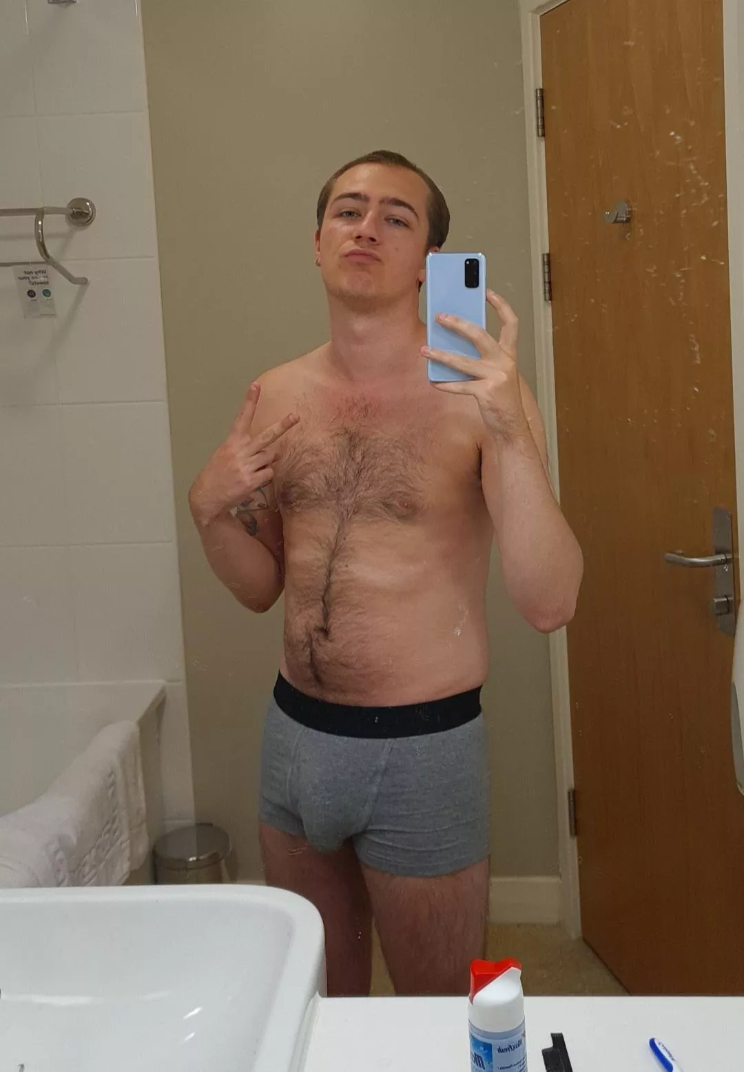 Who doesn't love a hotel bathroom stupid face picture 🤣 🤣