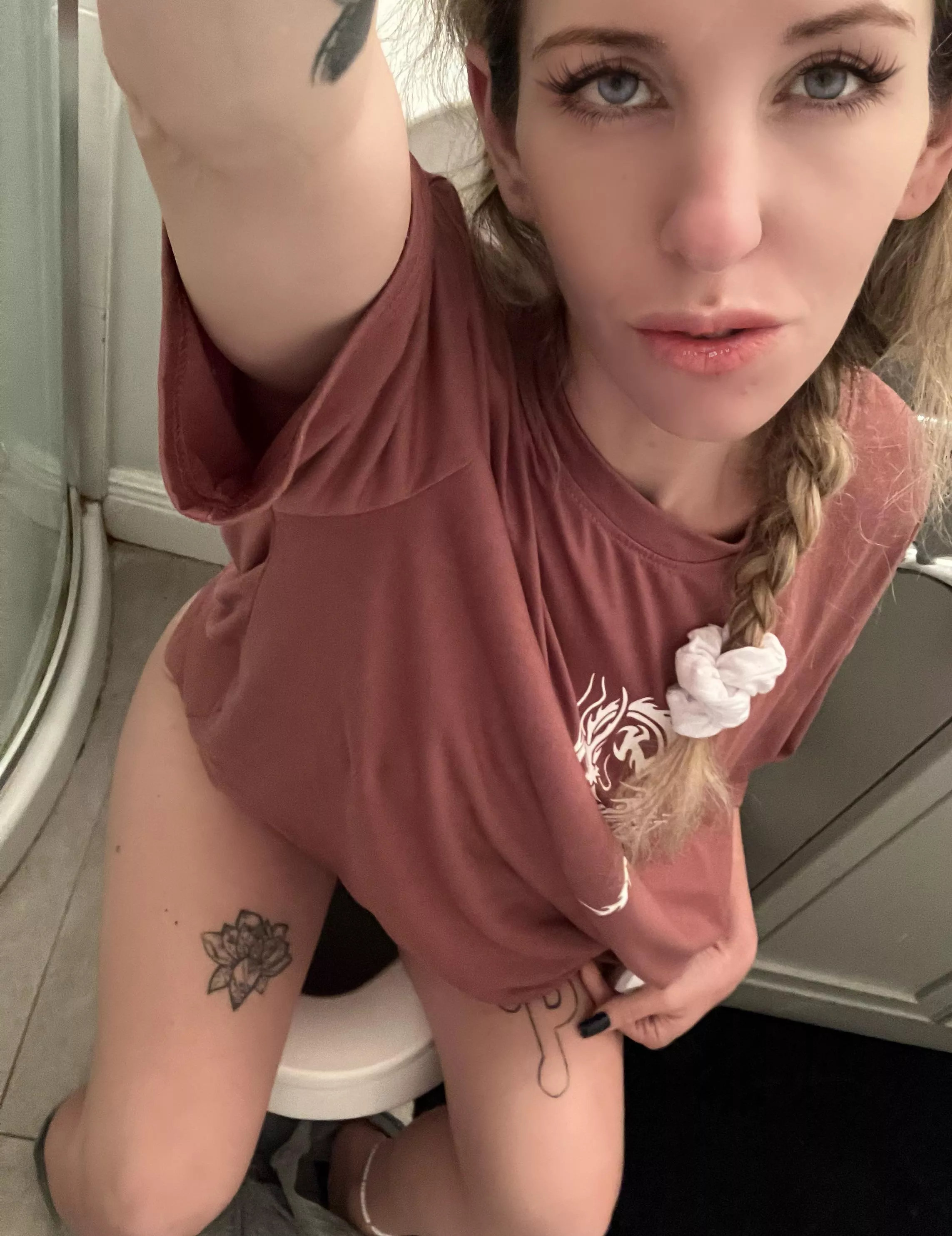 Been a while since I posted a pic on the toilet 🚽