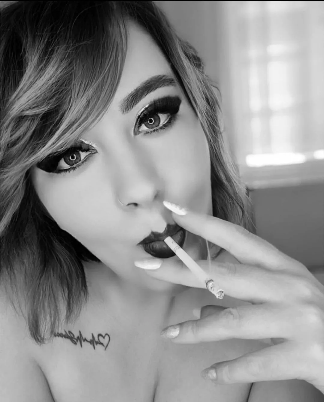 b&w pics are my absolute fav .what do you guys think ?🚬 🔥