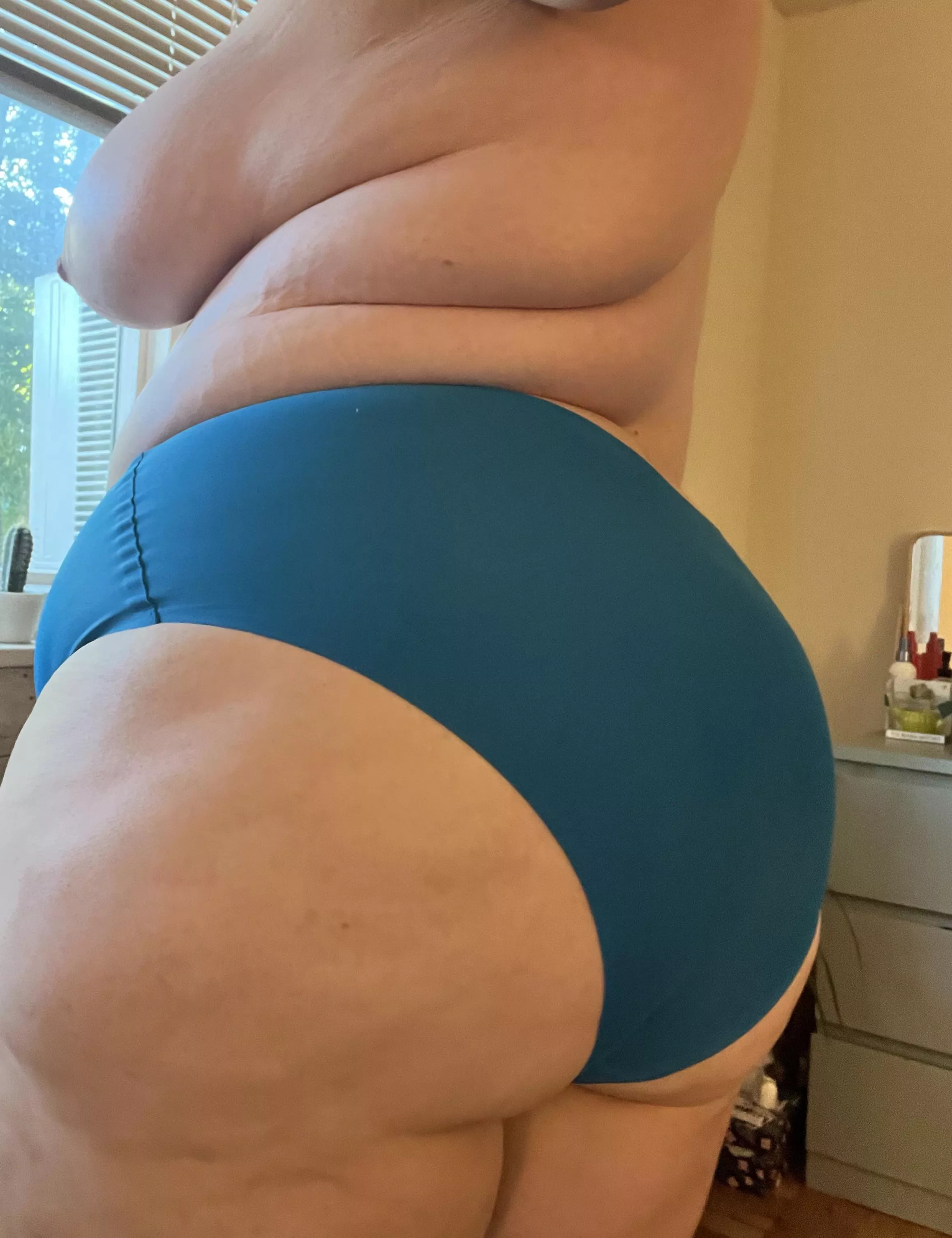 Cum tell me about your day while you rub my butt 💋