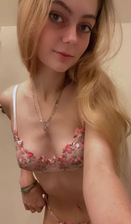 Hiiii who’s up? (: