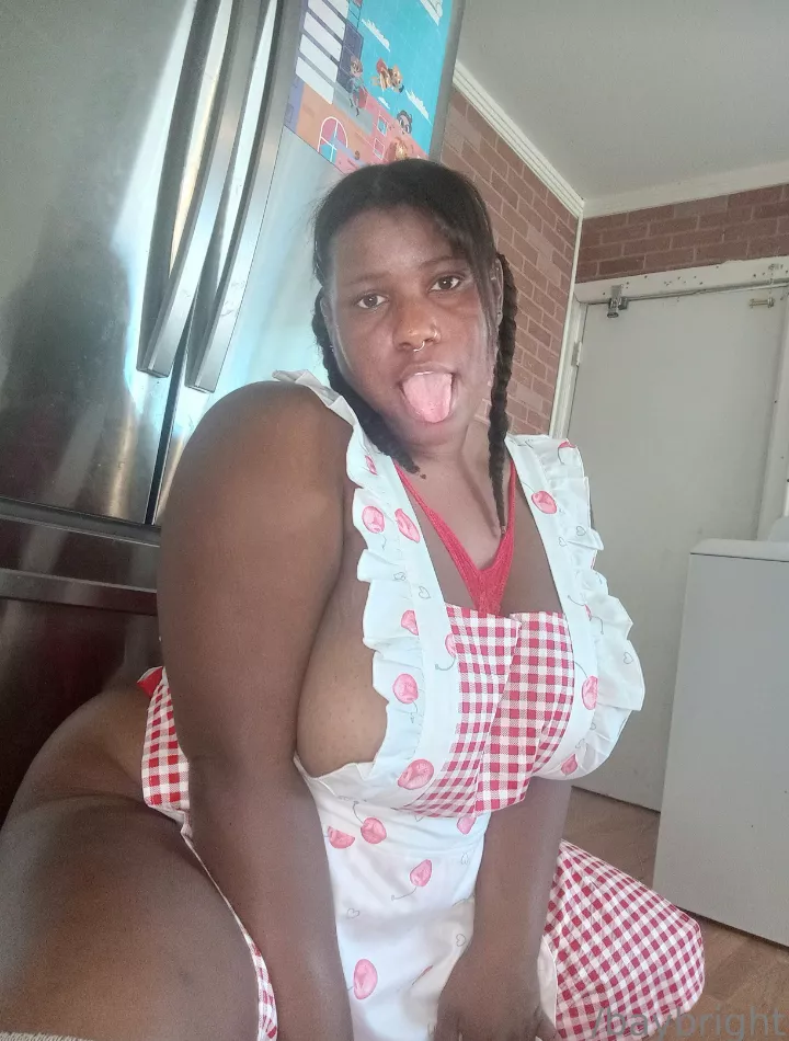 I feel so cute when it's time to clean/cook and I can put on my apron