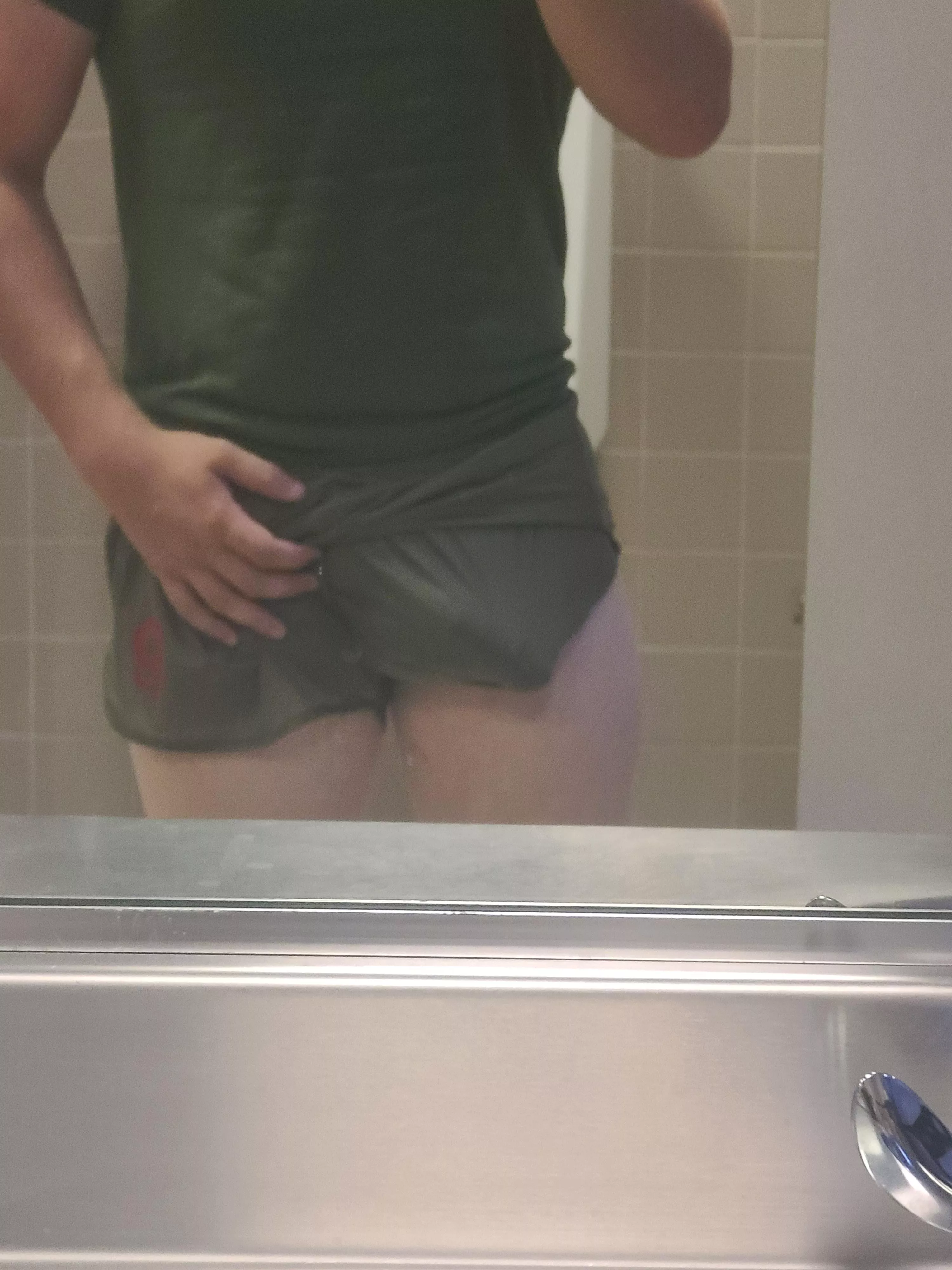 I sure hope I don't slip out doing squats 🤭 Cum follow my new FREE onlyfans! onlyfans.com/skywalkerfit