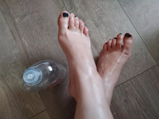 I think I might need help rubbing this oil on, can you help me?