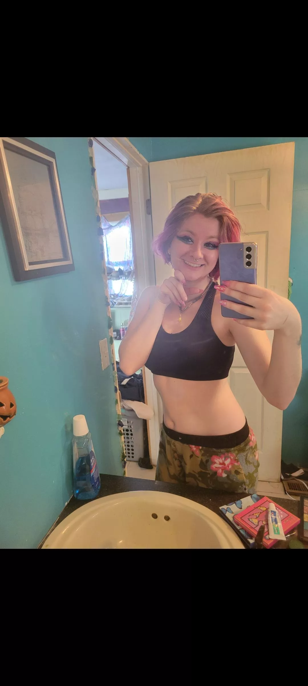 I'd love to see her pregnant with another man's child 🤤