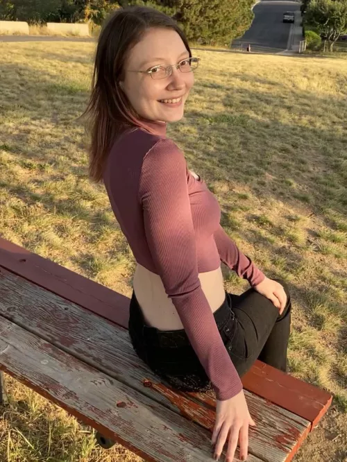 If only there weren’t people here today,or I’d give you a show 😘