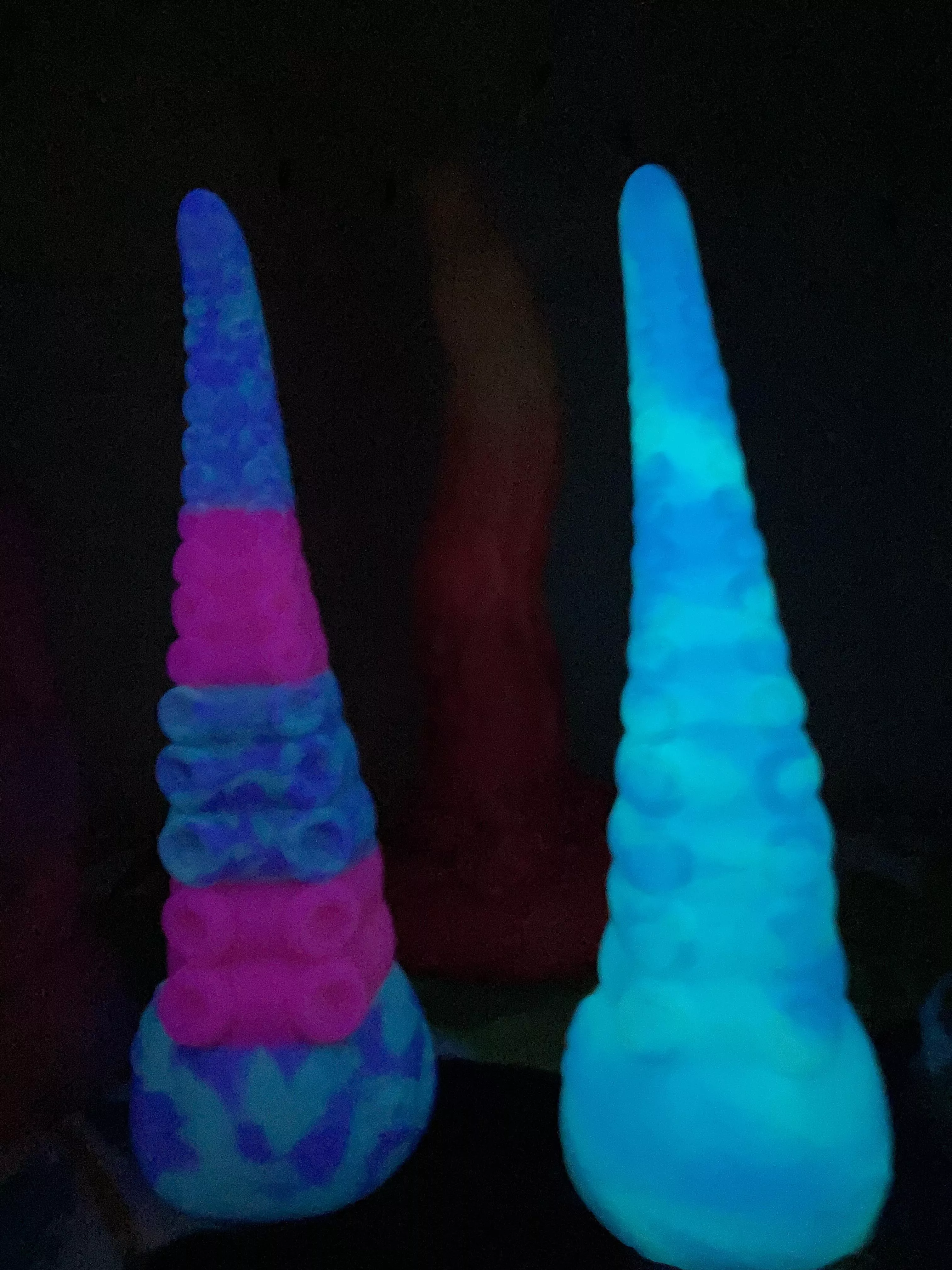 obsessed with these glowy tentacles 😭 Mad Cat and 4th Kind!
