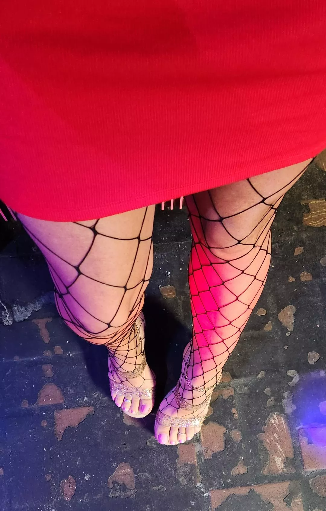 Out at the club, showing off these size 9's wrapped in 'nets ❤️