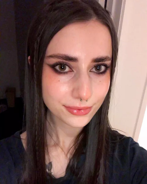 Pls say hello if u like goofy emo girls that spend all their time reposting memes (or if u think I’m cute ig)🧌