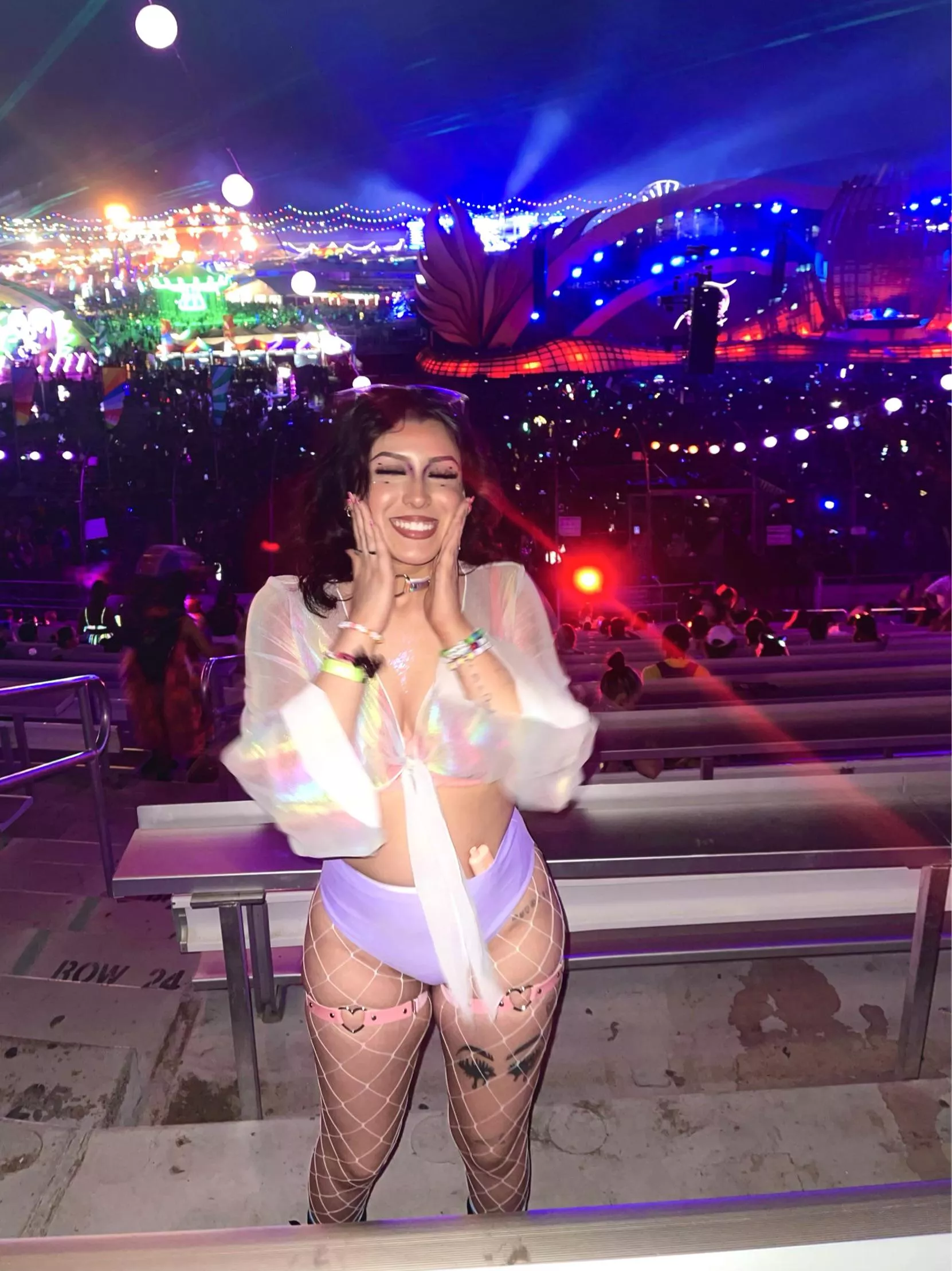 pov: you met this pretty rave girl 💘