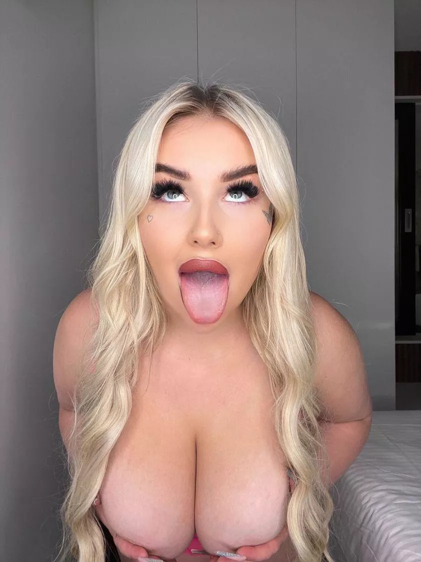 Shove it down my throat daddy😇