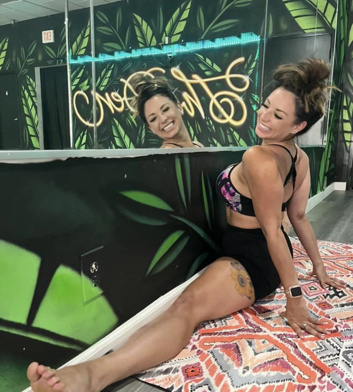 Slide into my of dm saying “mommy” and i’ll send you a free treat