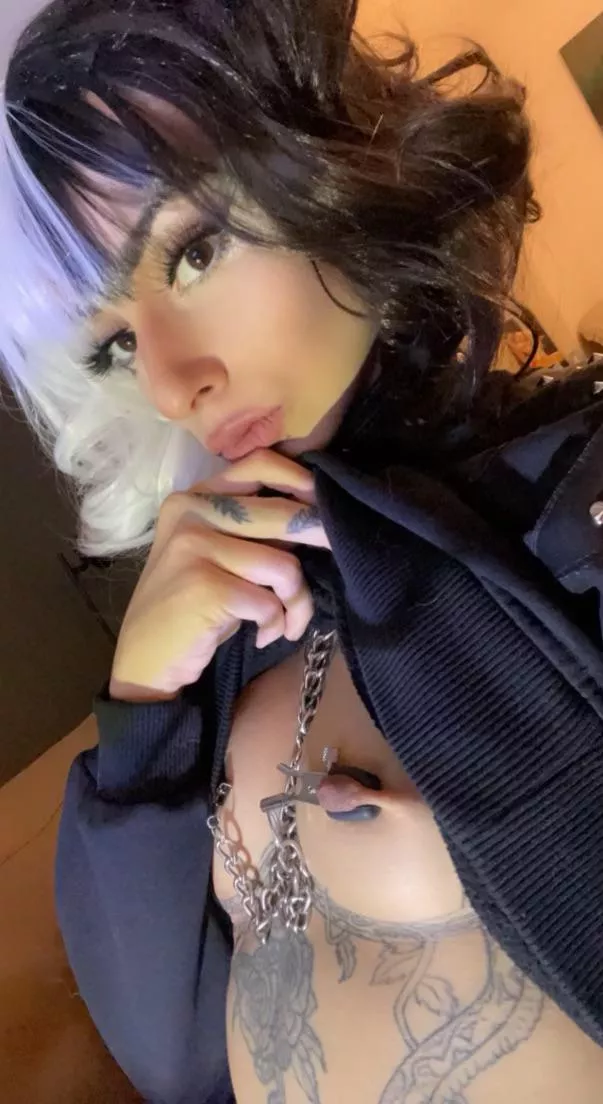 Who wants to clamp my nipples🤍