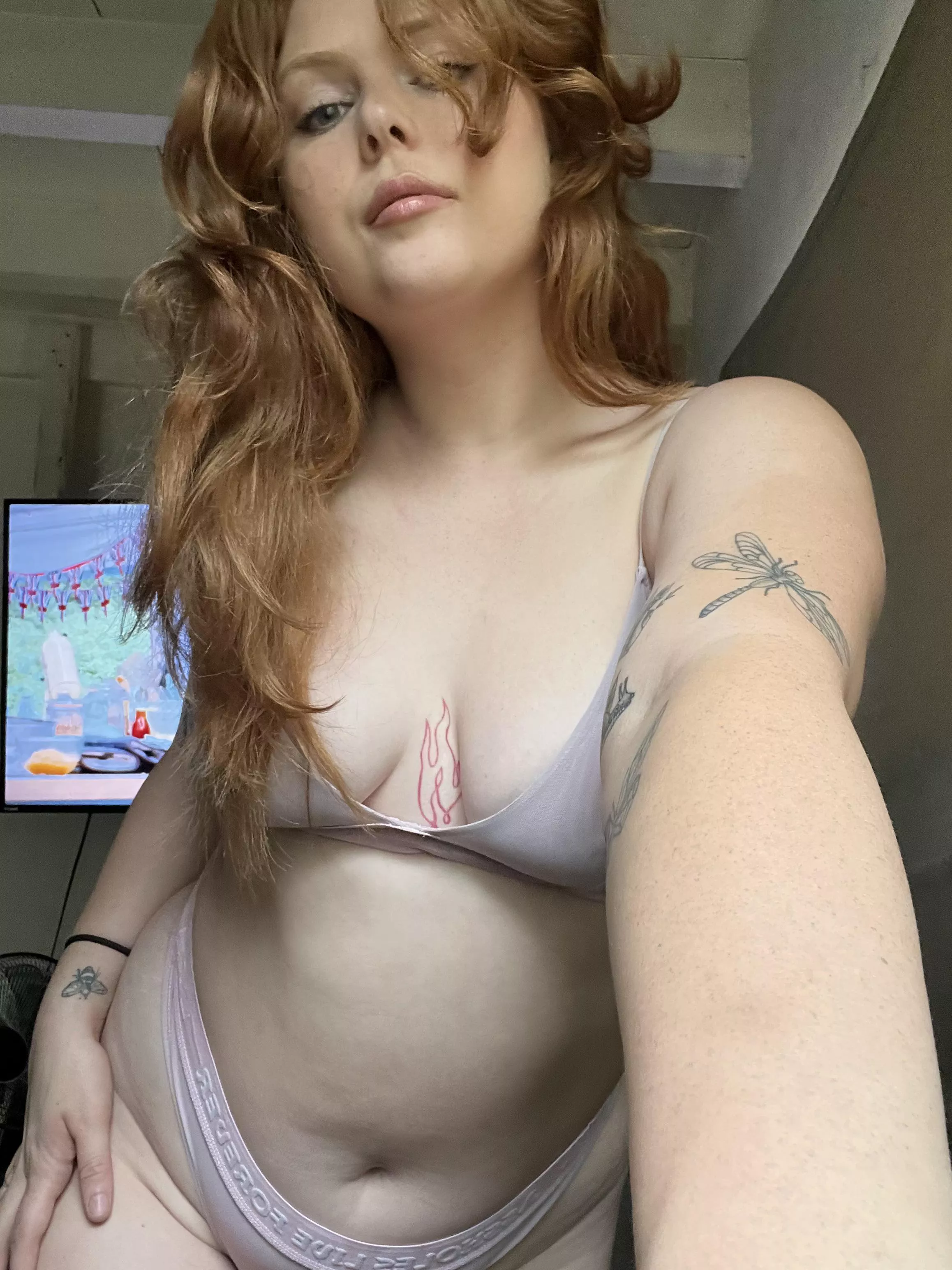 5’10, thick, redhead. Come and get a taste