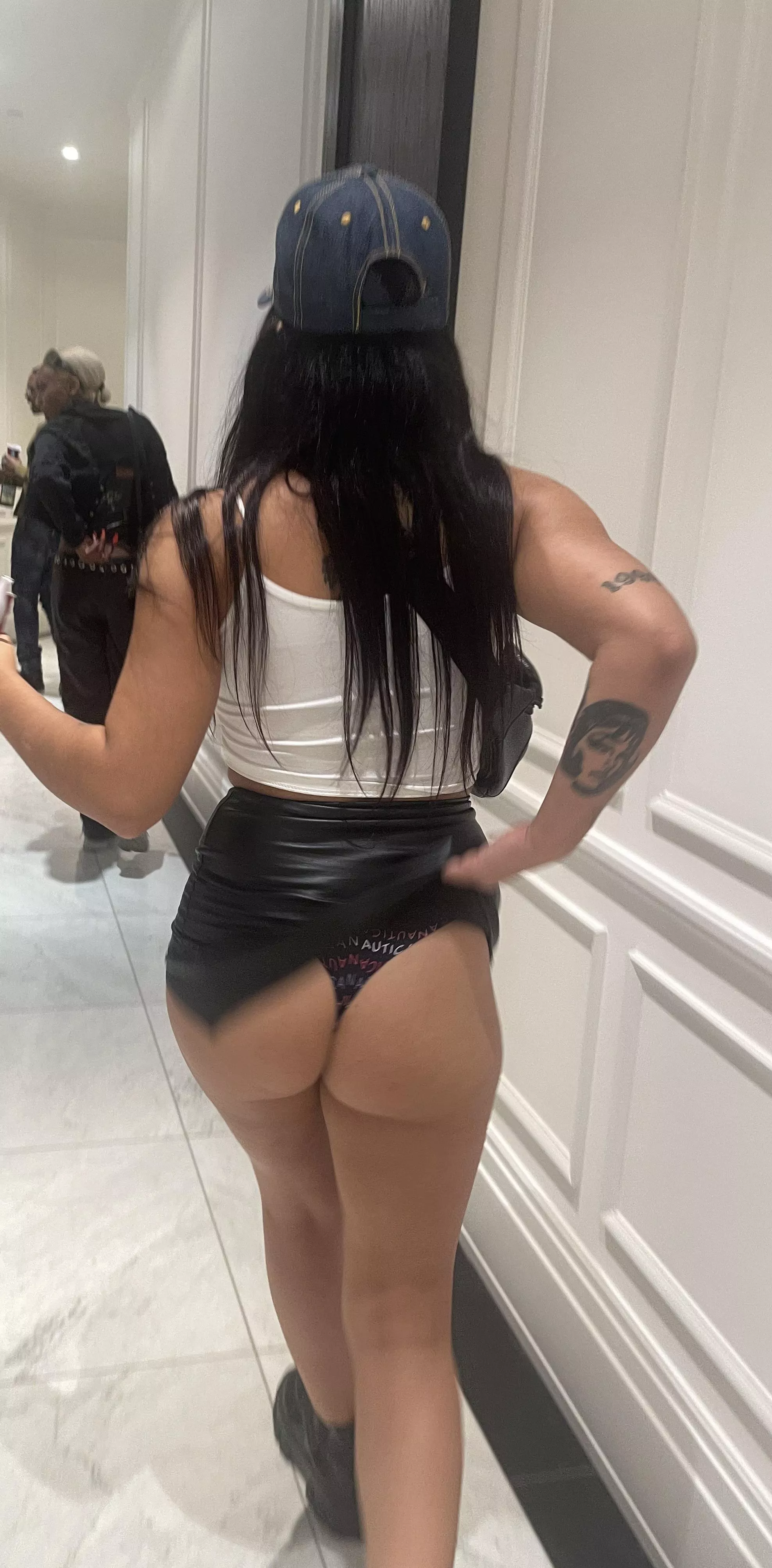 Dra upp min kjol och knulla mig😘