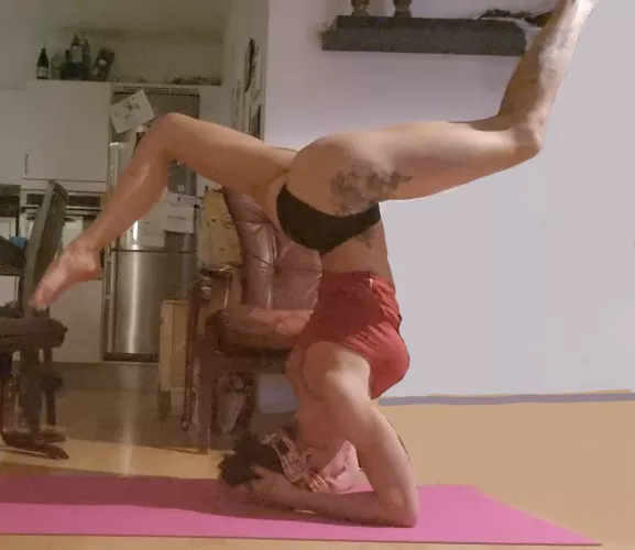 [F] I couldn't sleep last night, so I did some yoga. Do you also like my ass in this pose?