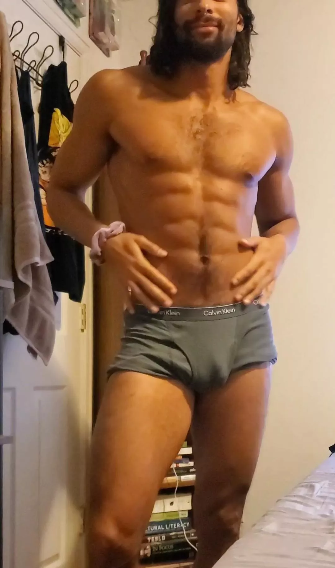 i hate wearing underwear 😒