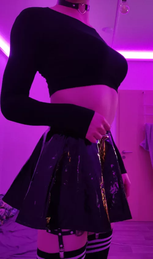 I love that wet look skirt 😍💜