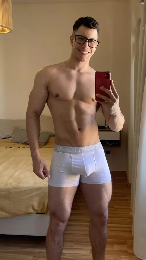 I'm a little hot, someone to play? 🥵