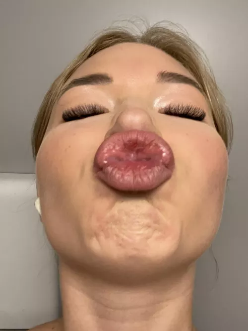 I've popped💦 over this pretty sluts face so many times..