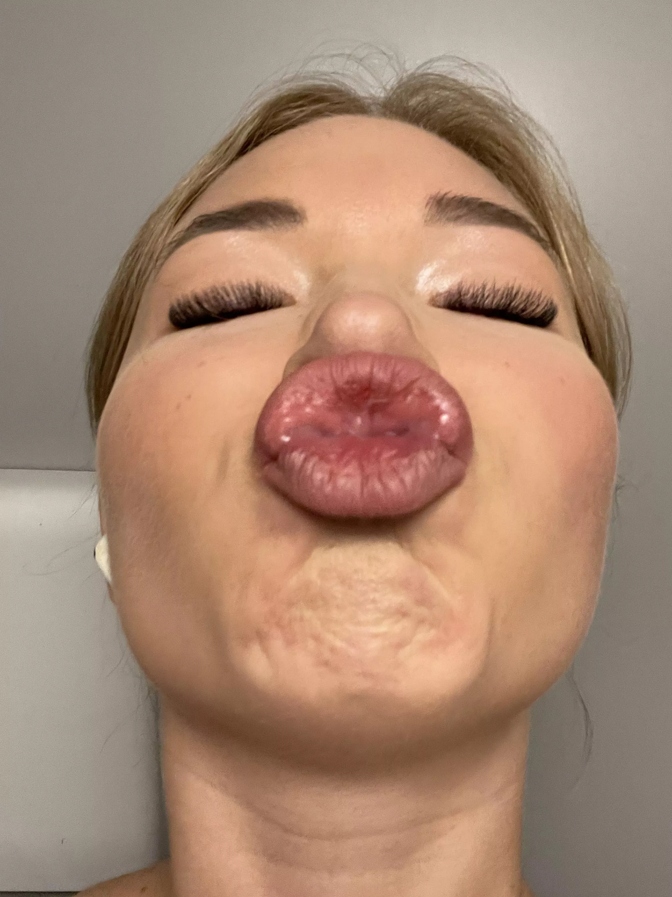 I've popped💦 over this pretty sluts face so many times..