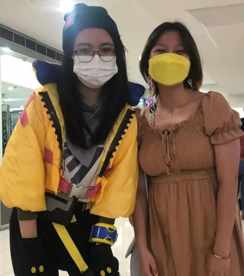 Killjoy cosplayer got overpowered by her big boobed friend