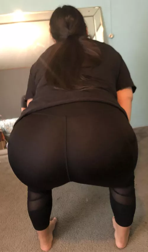 Last one for the day 😏 would u cum on my leggings like this 💦😉