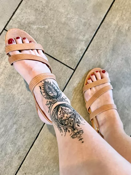 My first public feet photo in Starbucks, and my new ankle tattoo reveal 😍