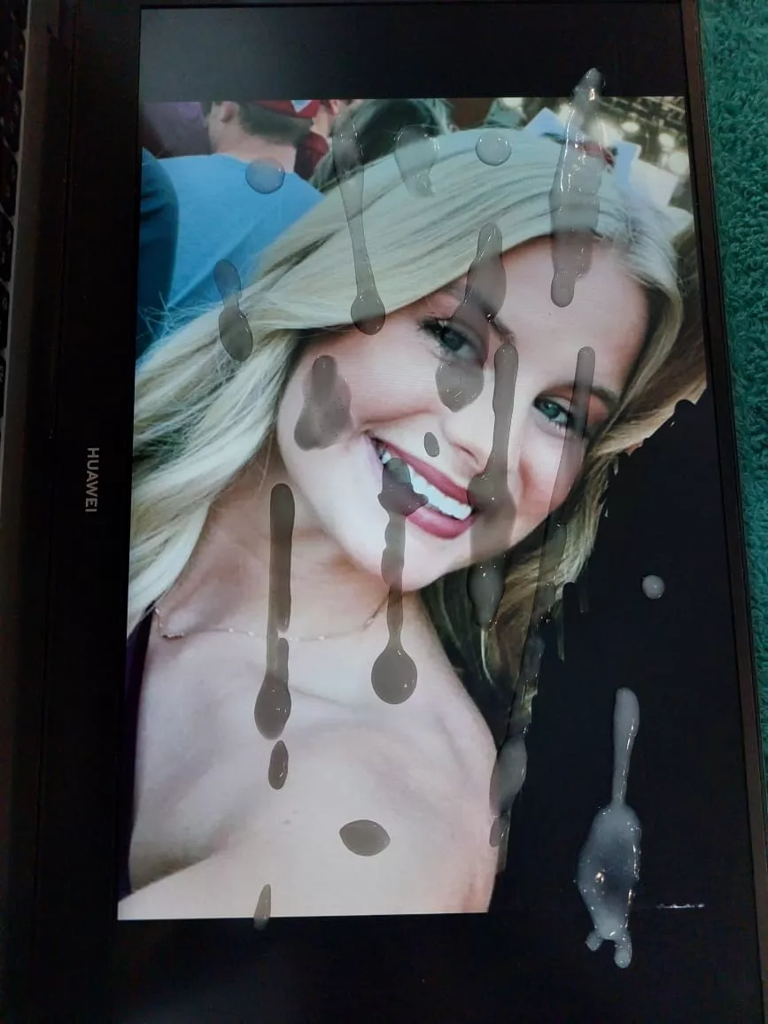 Redditor girlfriend with a big smile for my cum